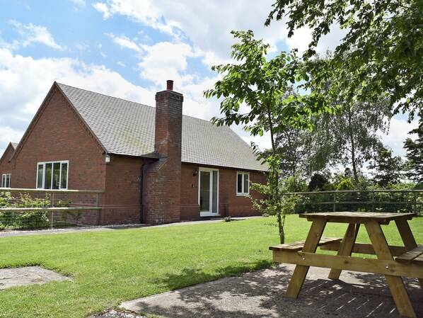 Outdoor dining - 2 bedroom accommodation in Malvern (Malvern)