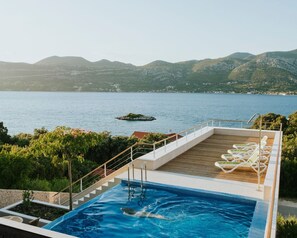 Piscine sur le toit, piscine chauffée, chaises longues