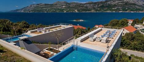 Piscine sur le toit, piscine chauffée, chaises longues