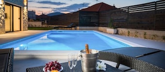 Villa Soli - Four Bedroom Villa, Sleeps 10