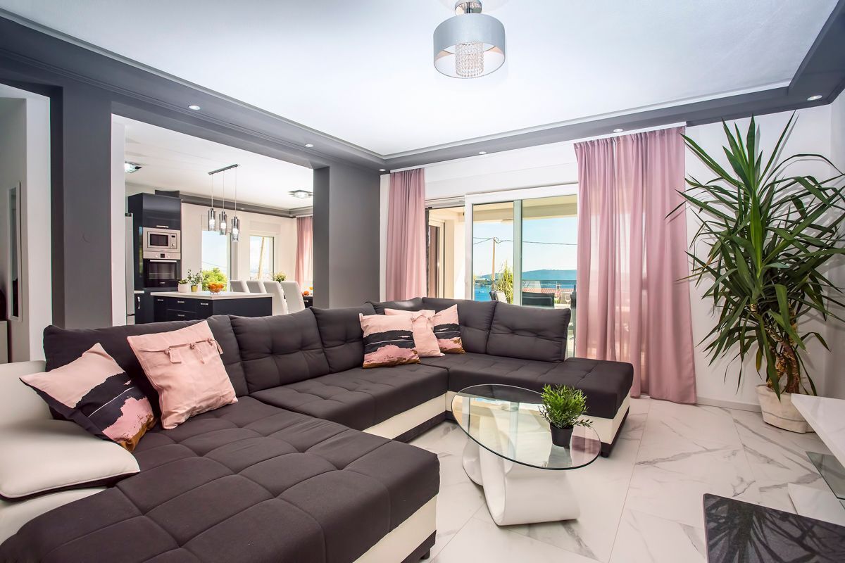 Cheminée, lecteur de DVD, table de tennis de table, chaîne hi-fi