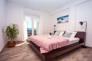 4 bedrooms, iron/ironing board, WiFi, bed sheets