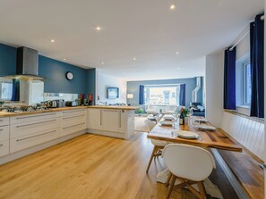 Dining - 4 bedroom accommodation in Felpham, near Bognor Regis (Felpham, near Bognor Regis)