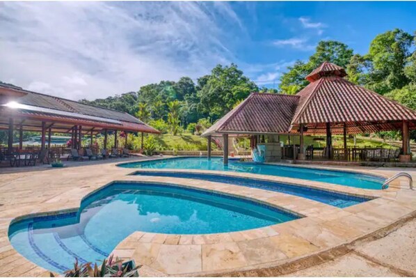 حمّام سباحة خارجي