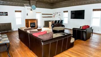 TV connectée, cheminée, baby-foot, chaîne hi-fi