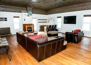 Smart-TV, Kamin, Tischfußball, Stereoanlage