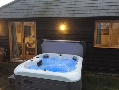 2 bedroom accommodation in Alkham, near Dover