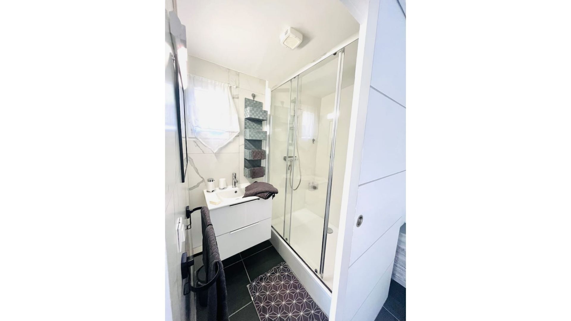 Douche, serviettes fournies, papier toilette