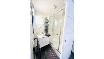 Douche, serviettes fournies, papier toilette