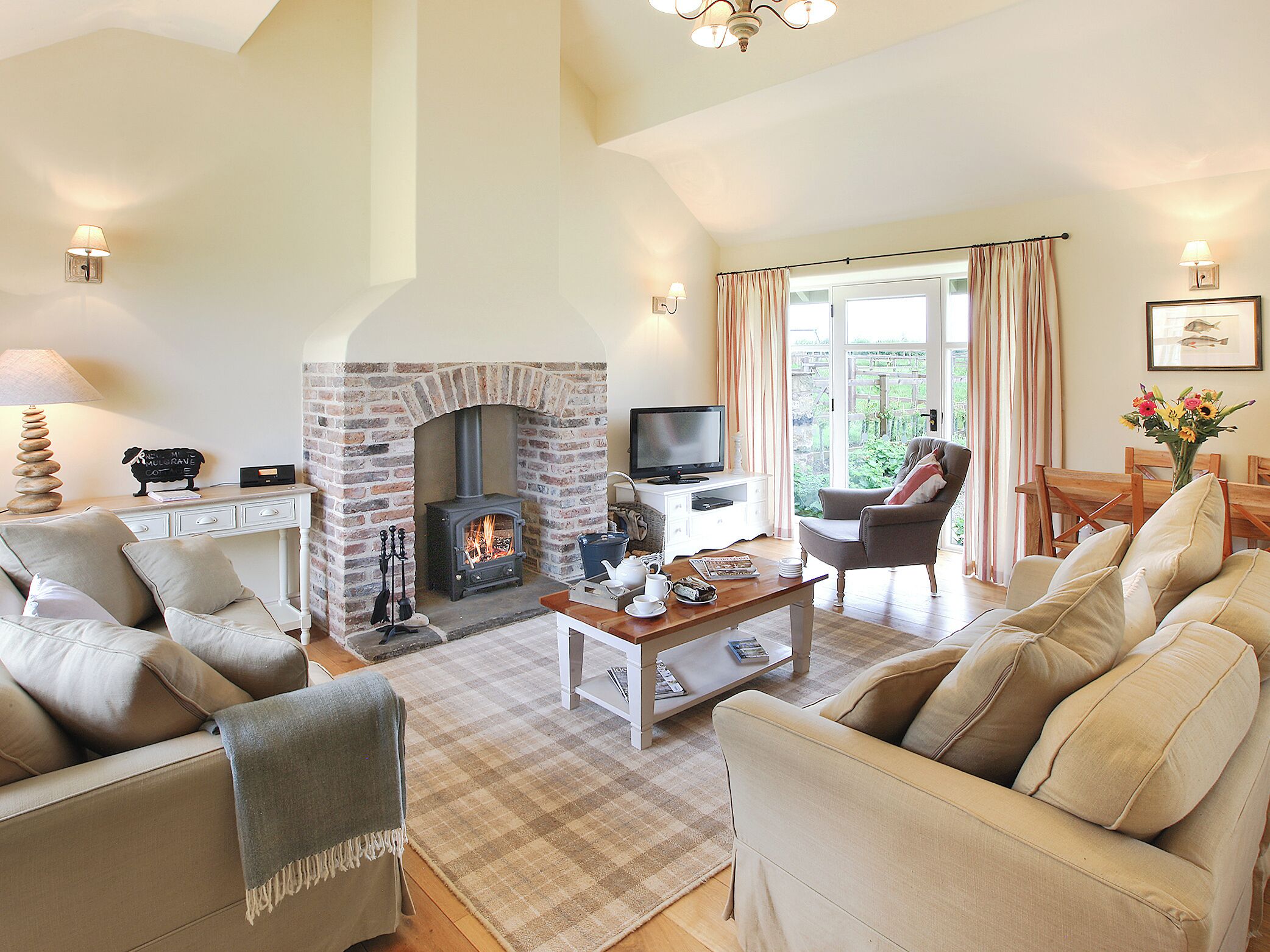 TV, fireplace