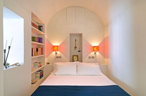 4 bedrooms, iron/ironing board, free Internet, bed sheets