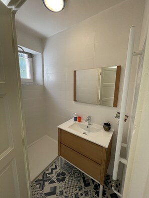 Badekar, hårtørrer, Sæbe, Toiletpapir