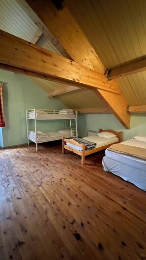 4 bedrooms, iron/ironing board, free WiFi