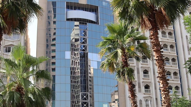 Un edificio moderno con fachada de vidrio, con la etiqueta 