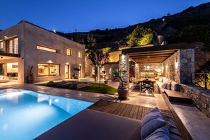An infinity pool, a heated pool - Villa Orea Thea - Three Bedroom Villa, Sleeps 6 (Malevizi)