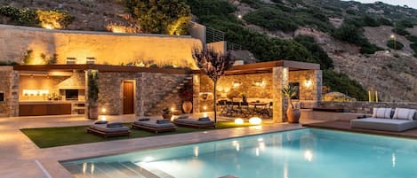 Una piscina con borde infinito, una piscina climatizada