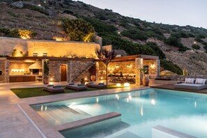 An infinity pool, a heated pool - Villa Orea Thea - Three Bedroom Villa, Sleeps 6 (Malevizi)