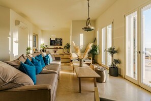 Fernseher, Kamin, DVD-Player
