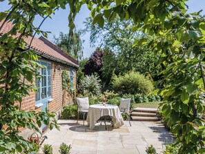 Outdoor dining - 1 bedroom accommodation in Lawford (Lawford)