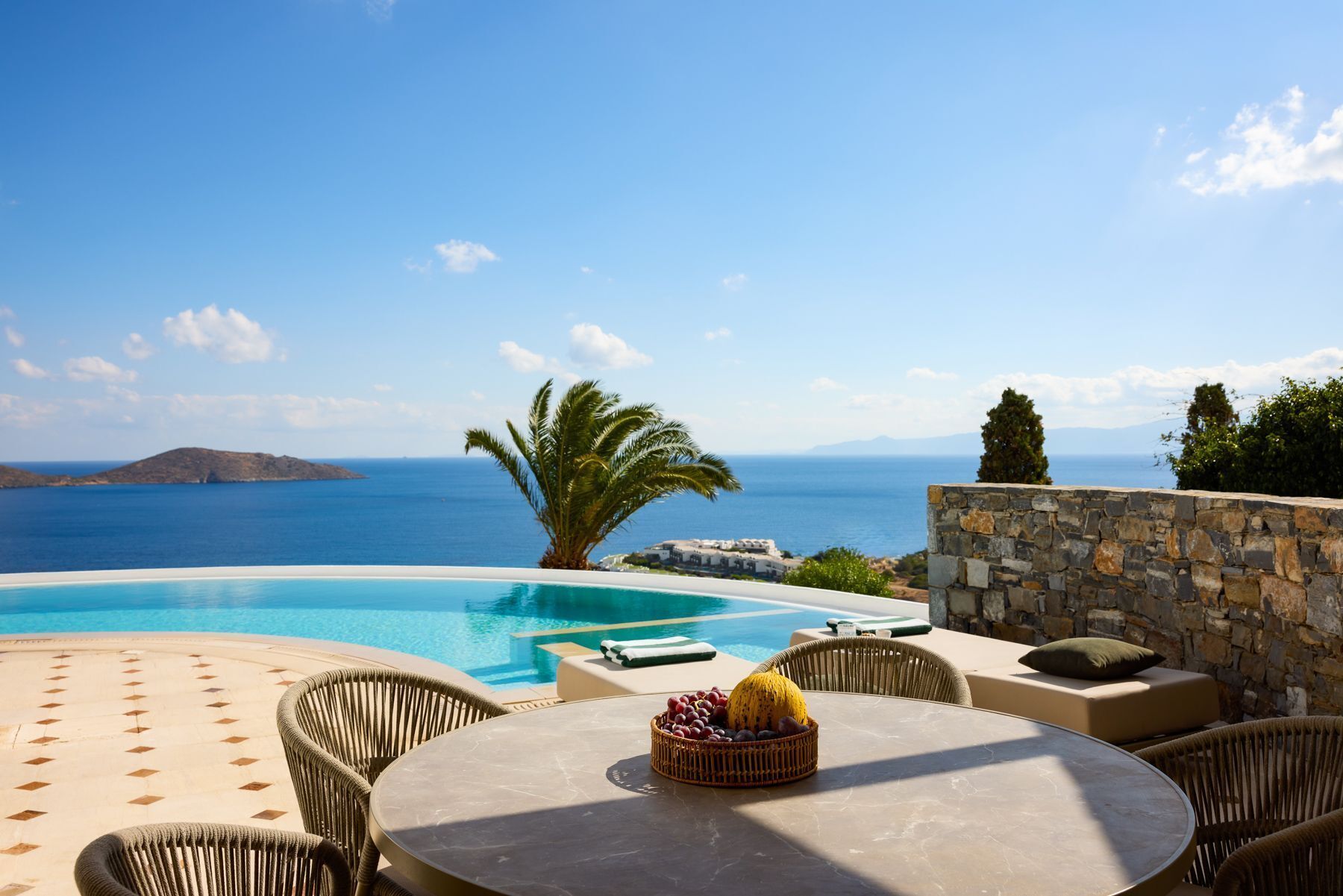 Piscina infinita, espreguiçadeiras