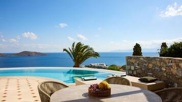 Piscina infinita, espreguiçadeiras