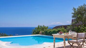 Piscina infinita, espreguiçadeiras