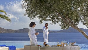 Une table à manger avec des aliments pour le petit-déjeuner et une vue sur la mer.