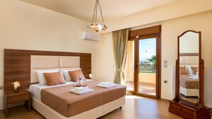 Ein Hotelzimmer mit einem großen Bett, einem Holzkopfteil, einem Nachttisch mit Lampe, einem Spiegel und Blick ins Freie durch eine Schiebeglastür.