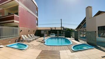 3 piscinas al aire libre