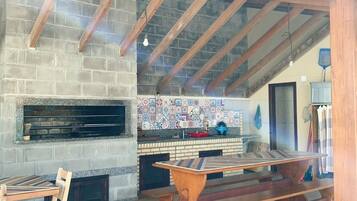 Apartamento básico | Zona de estar | Smart TV de 32 pulgadas con canales digitales, una televisión