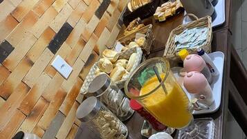 Se ofrece un desayuno bufé todos los días (por un coste adicional)