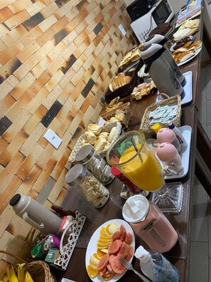 Daily buffet breakfast for a fee - Pousada Dona Monica (Balneario Gaivota)