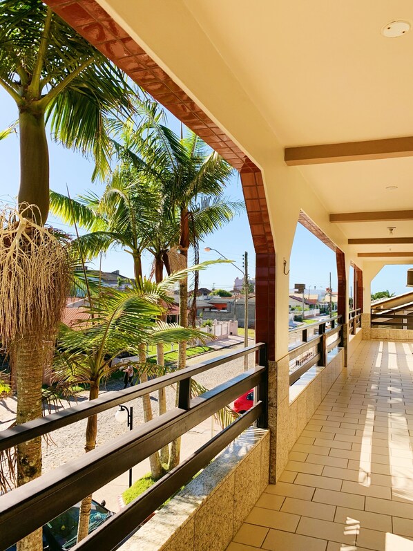 Apartamento básico | Área de estar | Smart TV 32 polegadas com canais digitais, TV