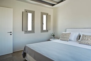 5 bedrooms, iron/ironing board, free internet, bed sheets
