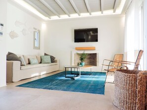 Televisio, takka, videopelikonsoli, DVD-soitin