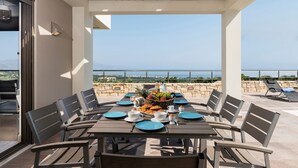 Una terraza con una mesa preparada para el desayuno, con vistas a un paisaje pintoresco.