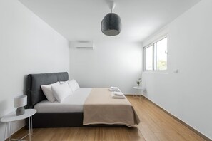 5 bedrooms, iron/ironing board, Internet, bed sheets