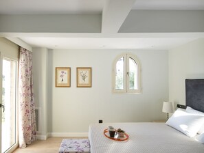6 bedrooms, iron/ironing board, WiFi, bed sheets