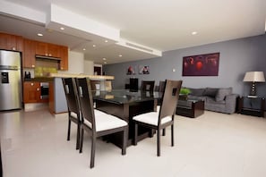 Deluxe Apartment | Dining room