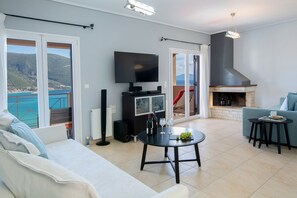 TV, fireplace