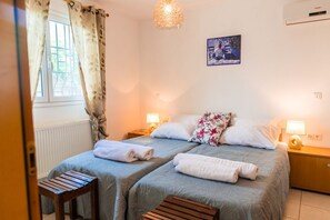 3 bedrooms, iron/ironing board, WiFi, bed sheets