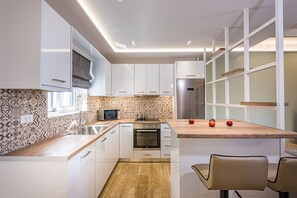 Ofen, Geschirrspüler, Hochstuhl