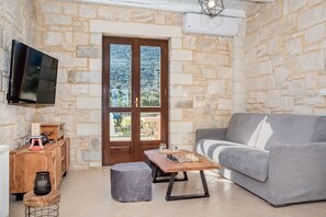 Fernseher, Kamin, Tischtennisplatte