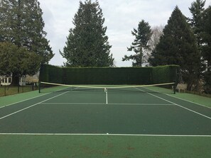 Sports court - 2 bedroom accommodation in Guildford (Guildford)