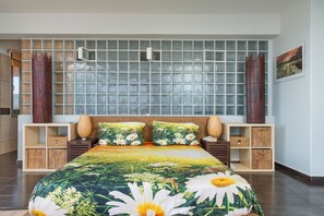 5 bedrooms, iron/ironing board, free Internet, bed sheets