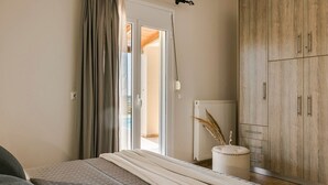 Une chambre à coucher avec un lit, une armoire et un radiateur.