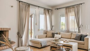 Un salon avec un canapé beige, une table basse et une cheminée.