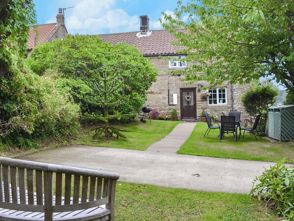 Outdoor dining - 2 bedroom accommodation in Sneaton, near Whitby (Sneaton, near Whitby)