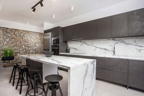 Lavavajillas y comedor 