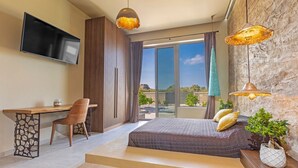 Ein modernes Schlafzimmer mit einem großen Bett, einem Schreibtisch, einem Fernseher und einem Balkon mit Blick.